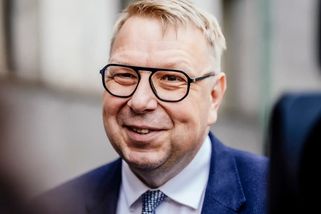 Juchelka tlačí péči o nemocné rodiče na děti: Stát přijde na řadu, až rodině dojdou síly
